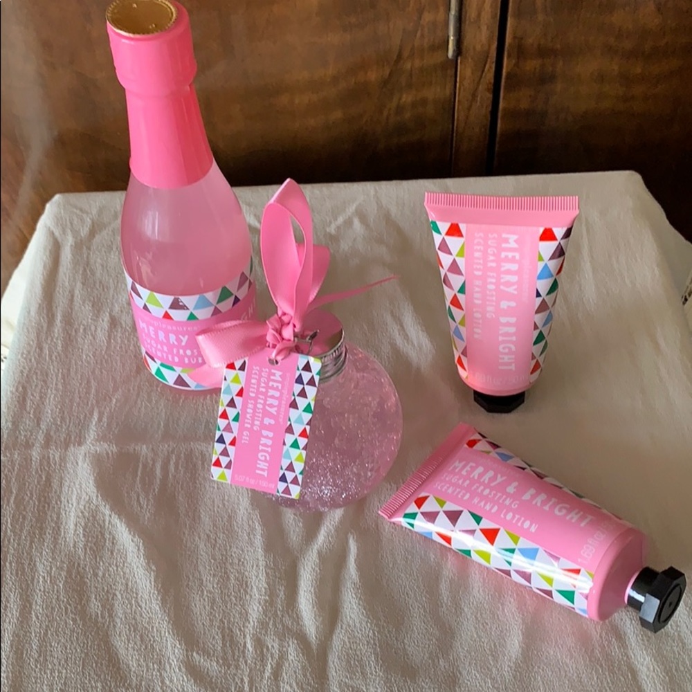 New 4pc sugar frosting scented bath set.